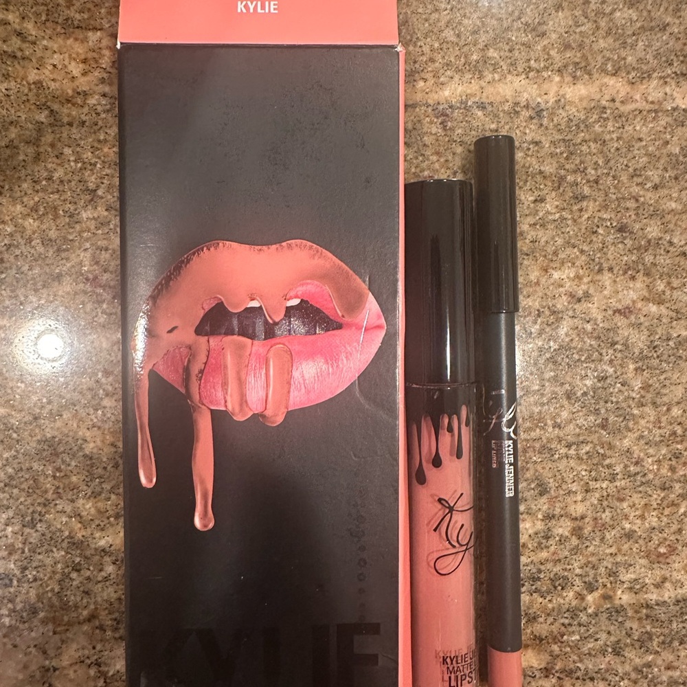 Kylie Cosmetics Lip Kit in Coral Pink